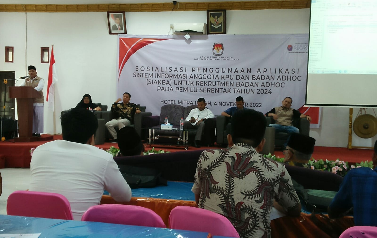 Ketua KPU Paluta Ongku Syah Harahap Sh Pada Saat Membuka Sosialisai SIAKBA. beritasore/ist