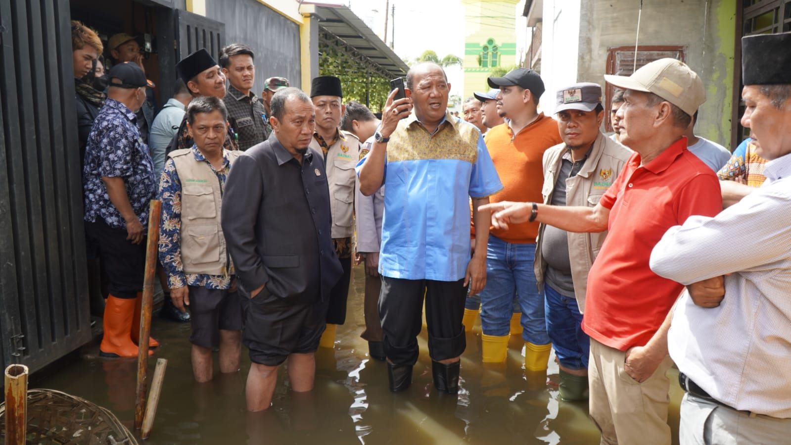 Plt Bupati Langkat H Syah Afandin SH bersama jajaran Pemkab Langkat turun l ke lokasi meninjau warga terdampak banjir di dua kecamatan itu, Kamis (2/11/2022). beritasore/ist