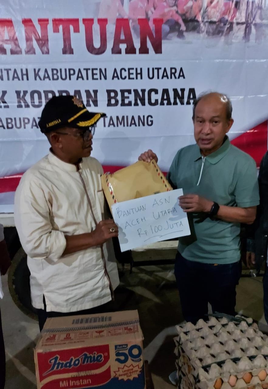 Bupati Aceh Tamiang Mursil, SH, M.Kn saat menerima bantuan dari Pemerintah Kabupaten Aceh Utara yang diserahkan langsung melalui Sekda Aceh Utara Dr. A. Murtala, M.Si bertempat di Posko Terpadu Penanganan Banjir BPBD Kabupaten setempat, Jumat (4/11) malam. berirasore/ist