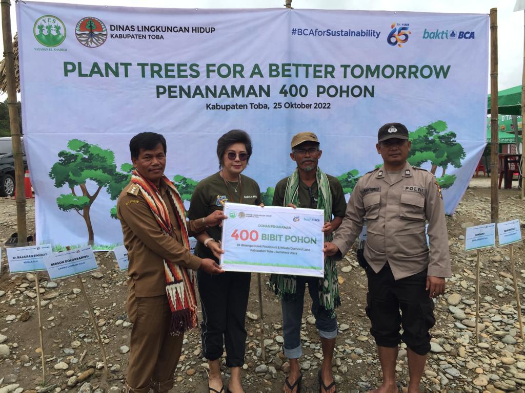 Dari kiri - kanan, Camat Kecamatan Lumban Julu Besron Doloksaribu, Kepala KPOW V BCA Lily Komala, Ketua Yayasan El Shaddai Marandus Sirait dan Perwakilan Kapolsek Lumban Julu Marojahan Napitupulu, dalam program penghijauan dengan menanam 400 bibit pohon di Kabupaten Toba pada beberapa waktu lalu. beritasore/is