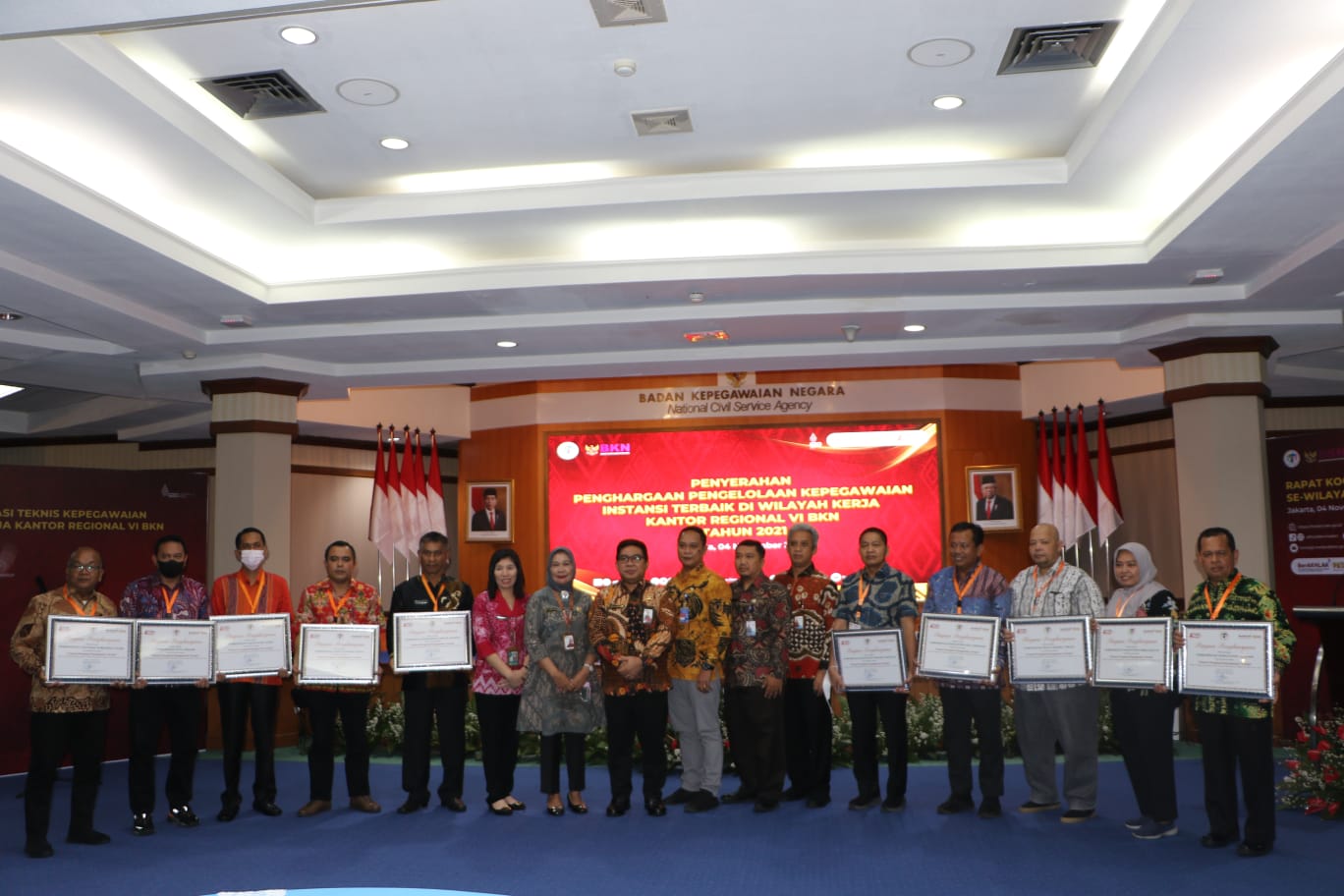 Wali Kota Medan Bobby Nasution menerima Penghargaan dari Badan Kepegawaian Negara (BKN) diserahkan dalam Rapat Koordinasi Teknis Kepegawaian di Kantor BKN Pusat Jakarta, Jumat (4/11). beritasore/ ist