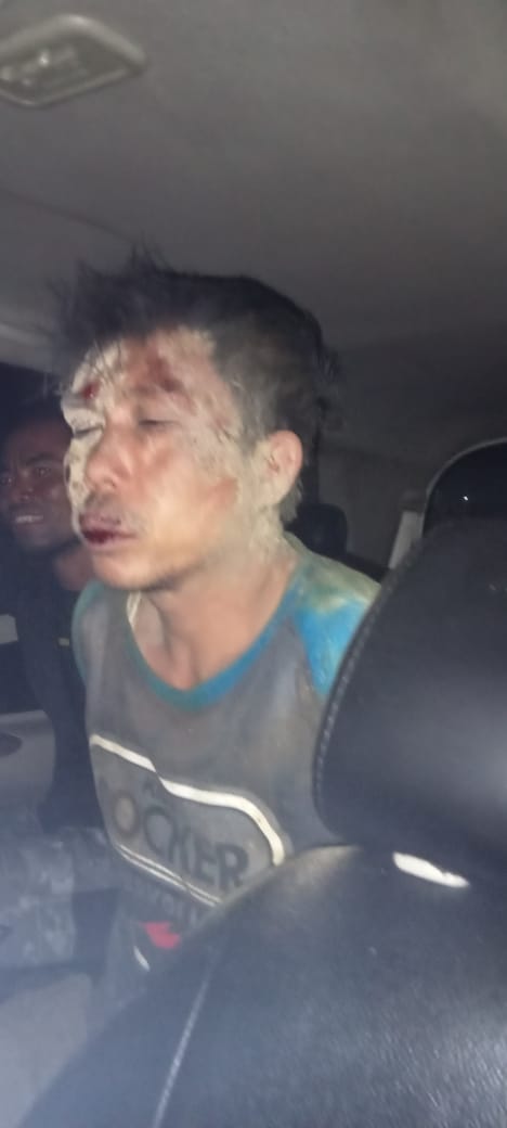 Salah seorang pelaku pencuri besi rel bekas kereta api yang ditangkap warga. beritasore/ist