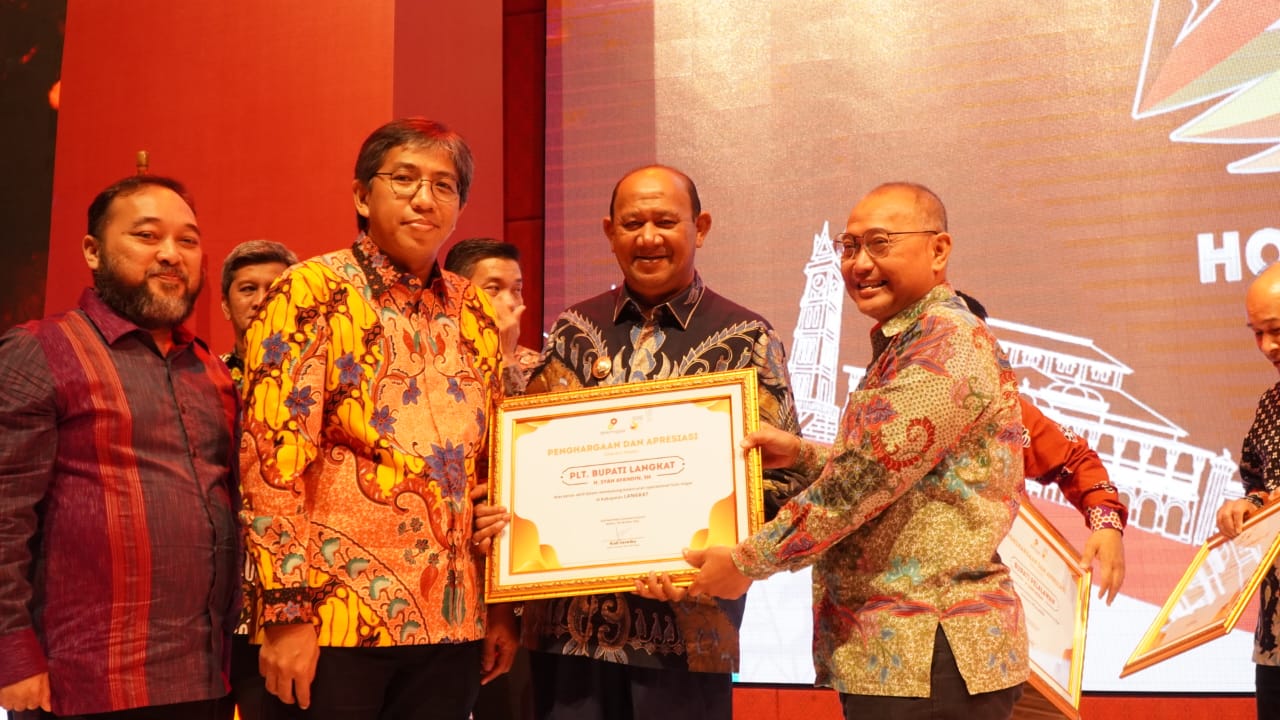Plt Bupati Langkat H Syah Afandin terima penghargaan Stakeholder 2nd Northern Sumatera Forum SKK Migas - KKKS Medan, di Hotel Adimulia Medan Jl Pangeran Diponegoro No 8 Medan Petisah, Kota Medan, Jum'at (28/10/2022). beritasore/ist