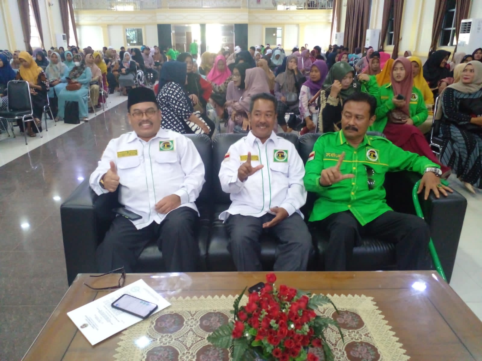 Anggota DPR-RI Komisi VII asal Aceh dari Praksi PPP Drs. H. Anwar Idris. Didampingi Abubakar Sidiq selalu Ketua DPC PPP kota langsa dan Herianto Ginting yang juga Wakil Ketua PPP. beritasore/Edy saputra.