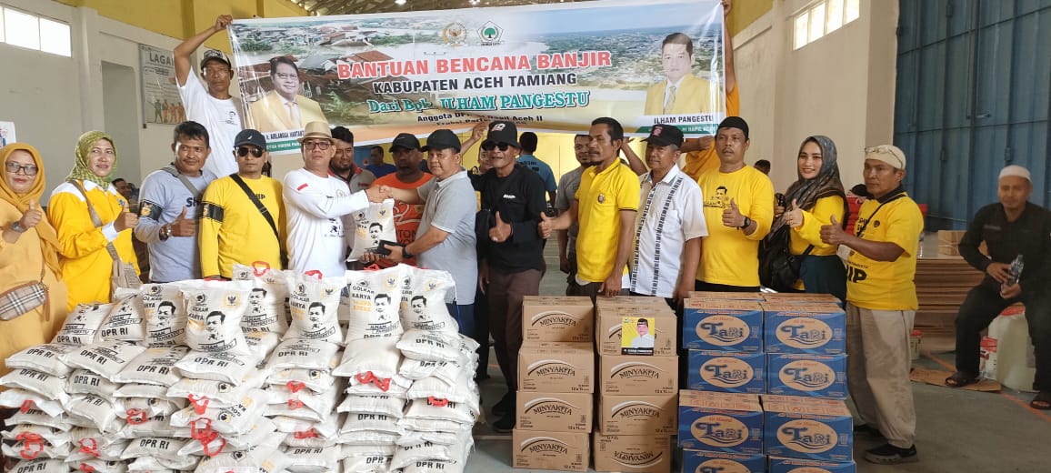 Anggota DPR RI Ilham Pangestu menyalurkan bantuan untuk korban banjir Aceh Tamiang. Bantuan tersebut berupa, beras, pop mie, roti, makanan bayi, pampers, minyak makan dan air miniral, Sabtu (5/11).beritasore/ist