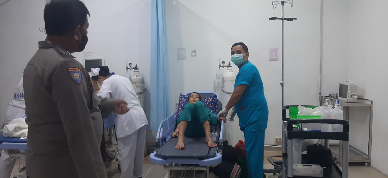 Petugas Bhabinkamtibmas Polsek Medan Baru Aiptu Fajar Simangunsong SH MH saat mengantarkan Ibu Lisa kerumah Sakit Adam Malik Medan. beritasore/ist