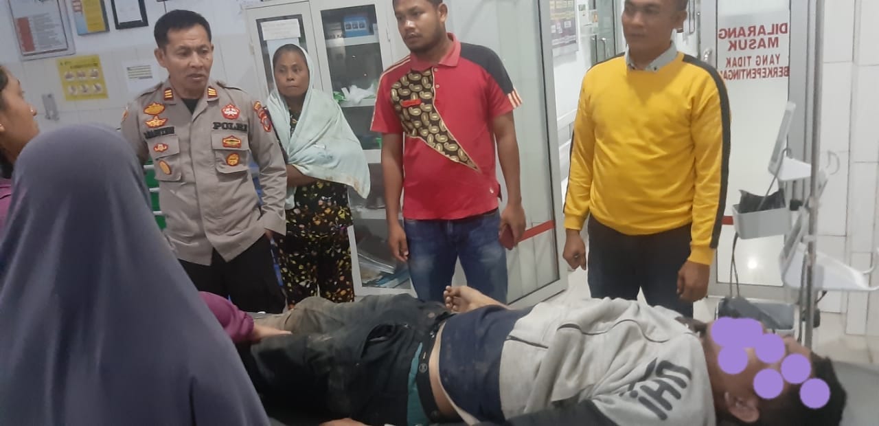 Korban tewas gantung diri dibawa ke Puskesmas Siabu. beritasore/ist