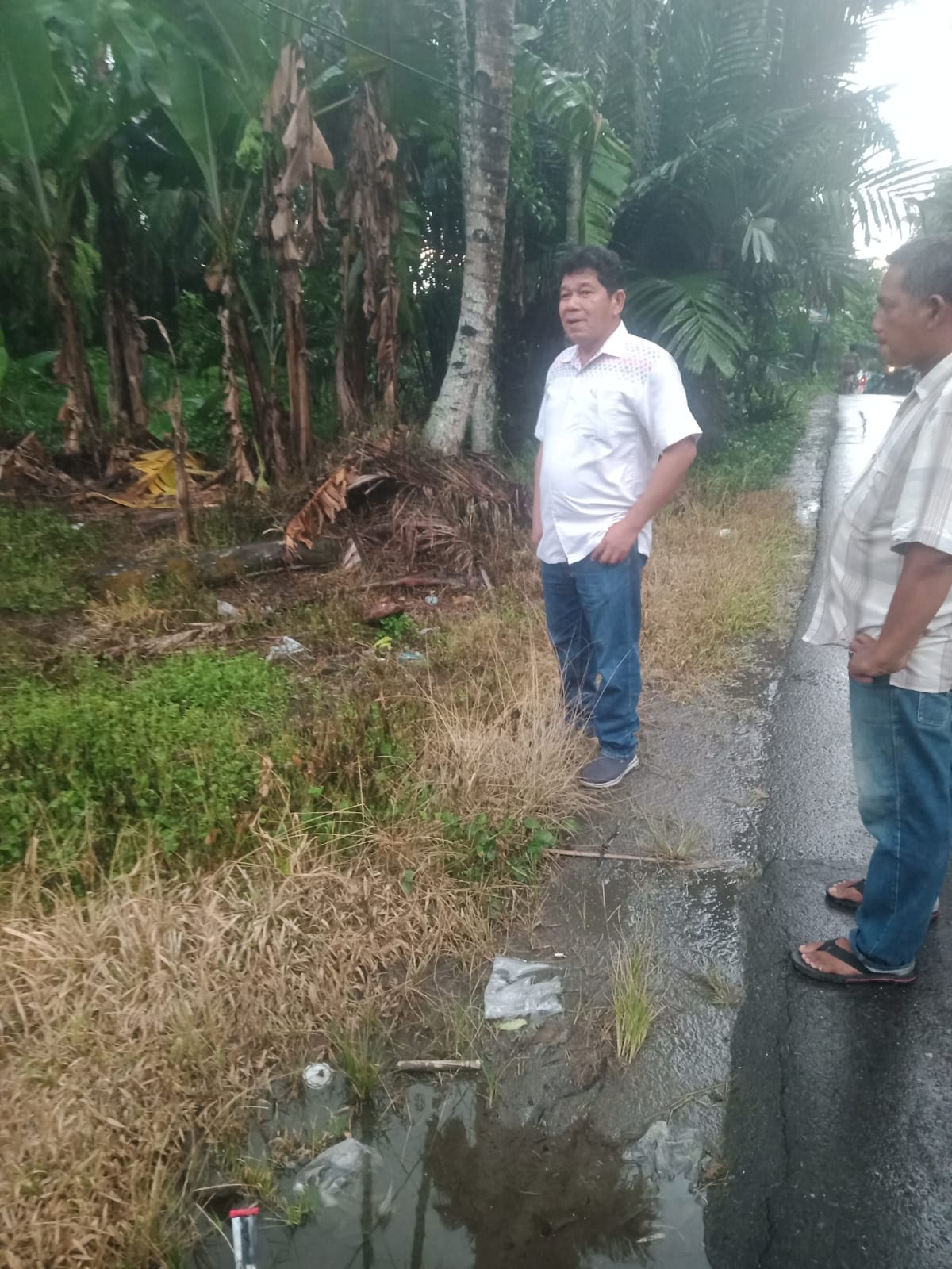 Joni Hendri Keliat meninjau pembangunan drainase di Pasar 7 Dusun Lima Desa Sei Mencirim Kec.Sunggal Kab.Deli Serdang .beritasore/ist