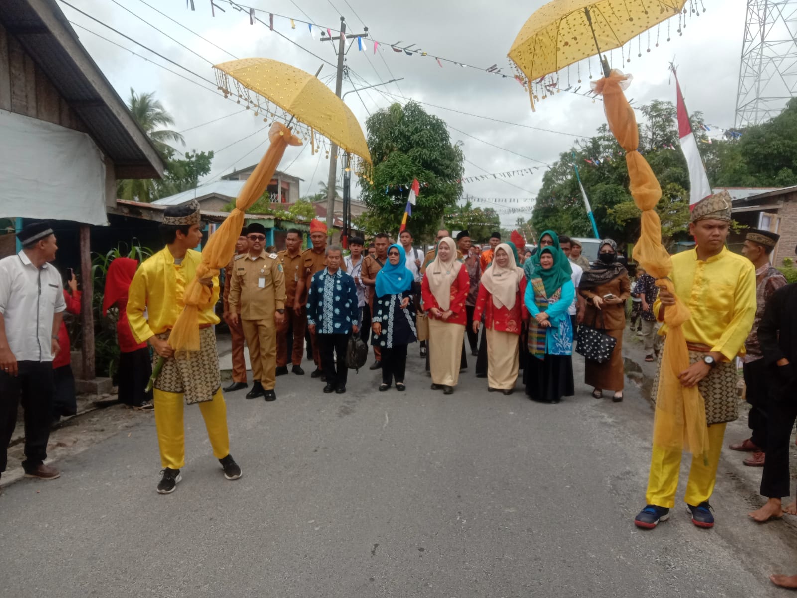 Tim Evaluasi Provsu didampingi Wakil Bupati Batu Bara Oky Iqbal Frima SE ,TP PKK Batu Bara yang tiba di Desa Lima Laras Kecamatan Nibung Hangus diarak-arakan dari Istana Niat Datuk Lima Laras menuju Kantor Balai Desa Lima Laras, Senin (7/11/022).beritasore/alirsyah