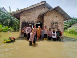 Kapolres Batu Bara & Kapolsek Serahkan Bantuan Korban Banjir