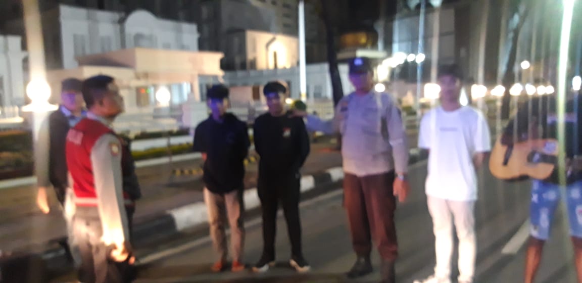 Petugas Polsek Medan Baru menyambangi para remaja saat di laksanakan Patroli Dialogis. beritasore/ ist