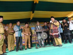 Bupati Tapsel Buka Festival Seni Budaya Antar Pelajar