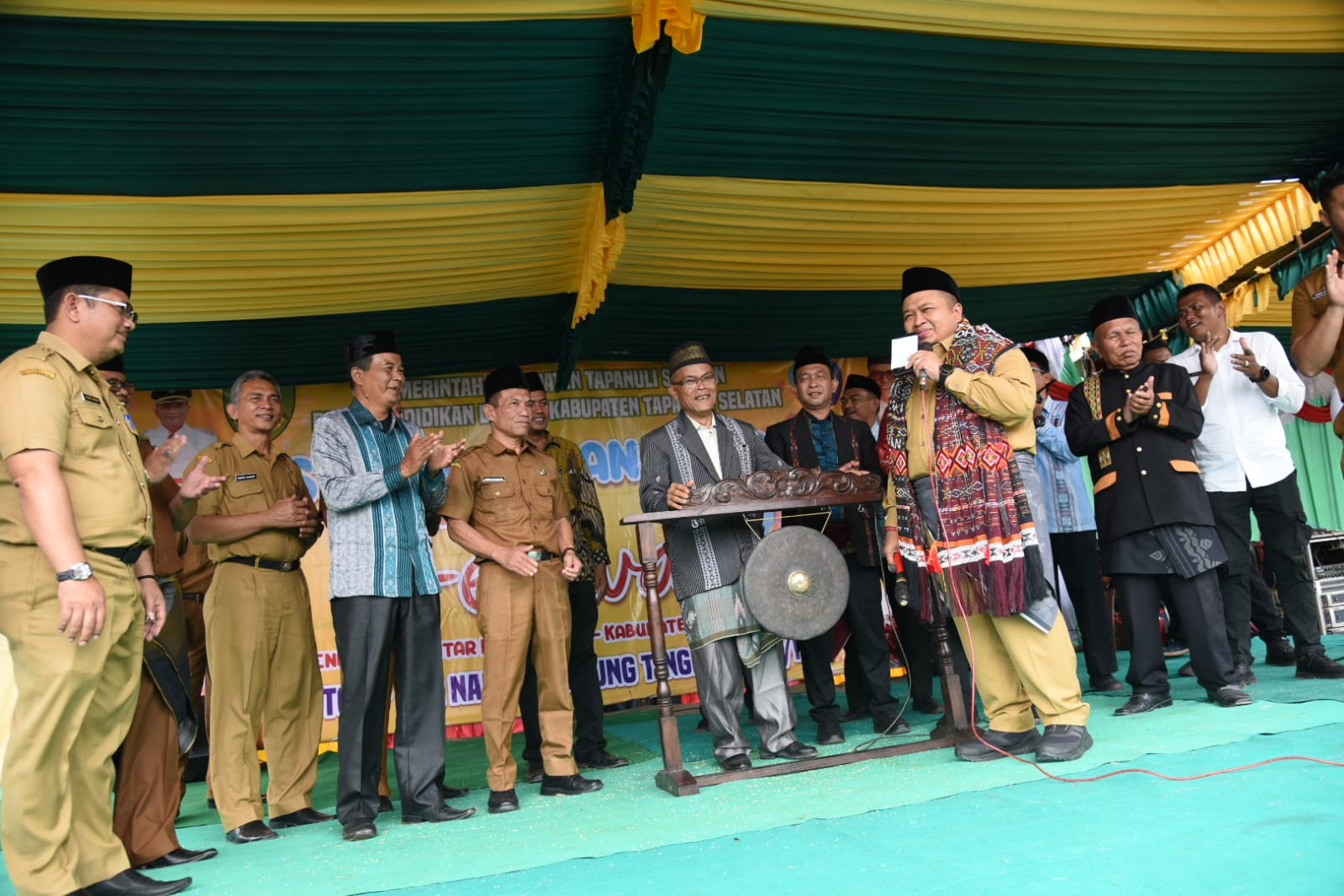 Bupati Tapsel, Dolly Pasaribu memukul gong tanda dimulainya festival seni budaya antar pelajar se-Tapsel di Lapangan SMPN 1 Pargarutan, Kecamatan Angkola Timur, pada Selasa (8/11).beritasore/Birong RT