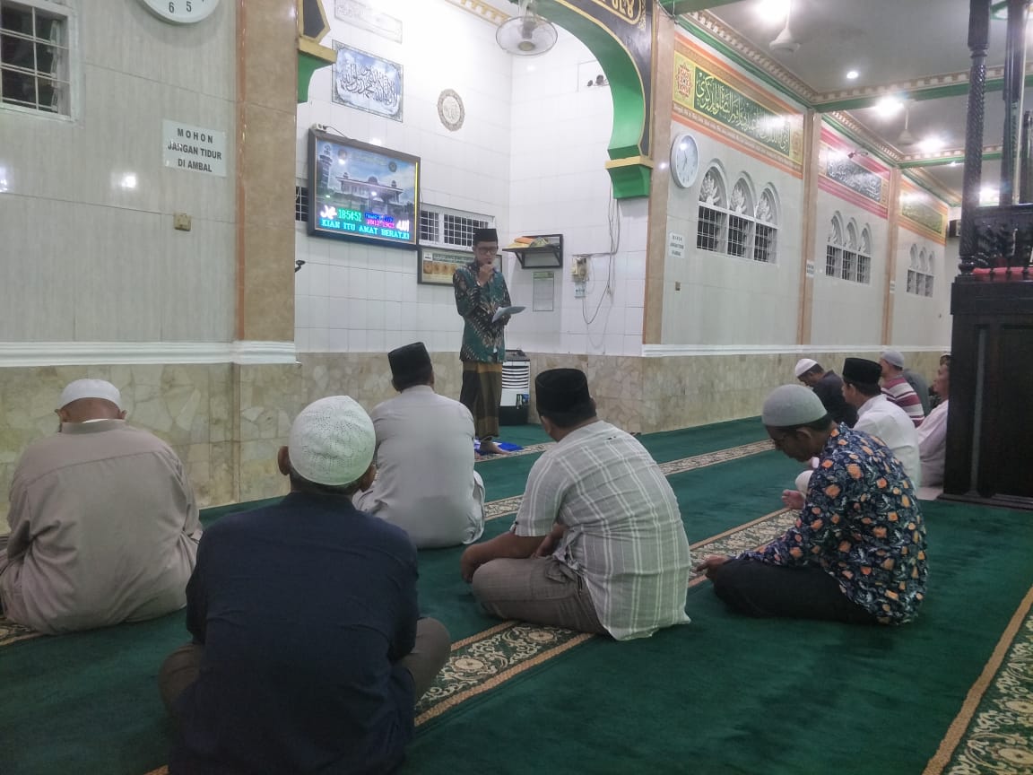 Jamaah Masjid Raya P. Brandan mendengarkan khutbah singkat usai melakukan shalat gerhana bulan di Masjid Raya P. Brandan, Selasa(8/11/2022). beritasore/Boy Aprizal