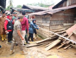 Mensos Kunjungi Pengungsi Agara di  Kute  Rambung Teldak