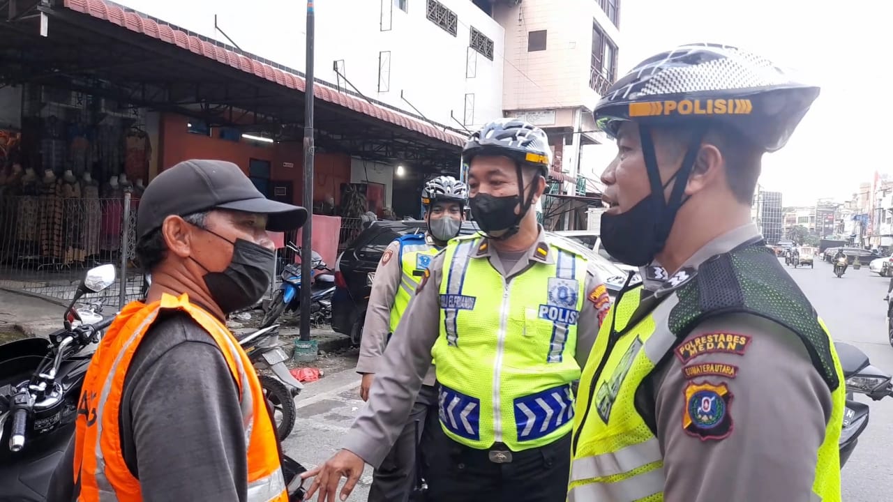 Personil Samapta Polsek Medan Baru saat menyambangi petugas parkir saat mengelar Patroli Bersepeda. beritasore/ist