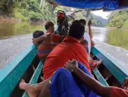 Masyarakat Siulangaling naik robin (perahu kecil) karena tak bisa dilewati melalui jalan darat.beritasore/ ist
