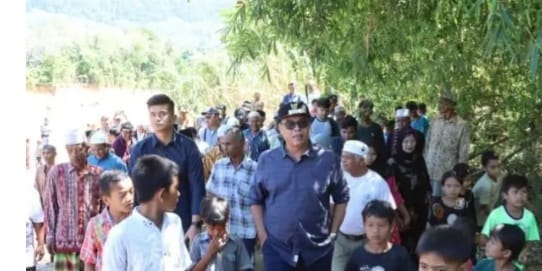 Bupati Madina berkunjung ke Siulangaling pasca banjir. beritasore/ ist