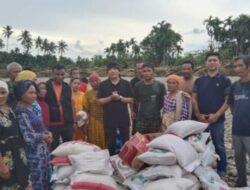 Ketua DPRD Madina Erwin Efendi Lubis, SH menyerahkan bantuan pasca banjir 2022.beritasore/ist