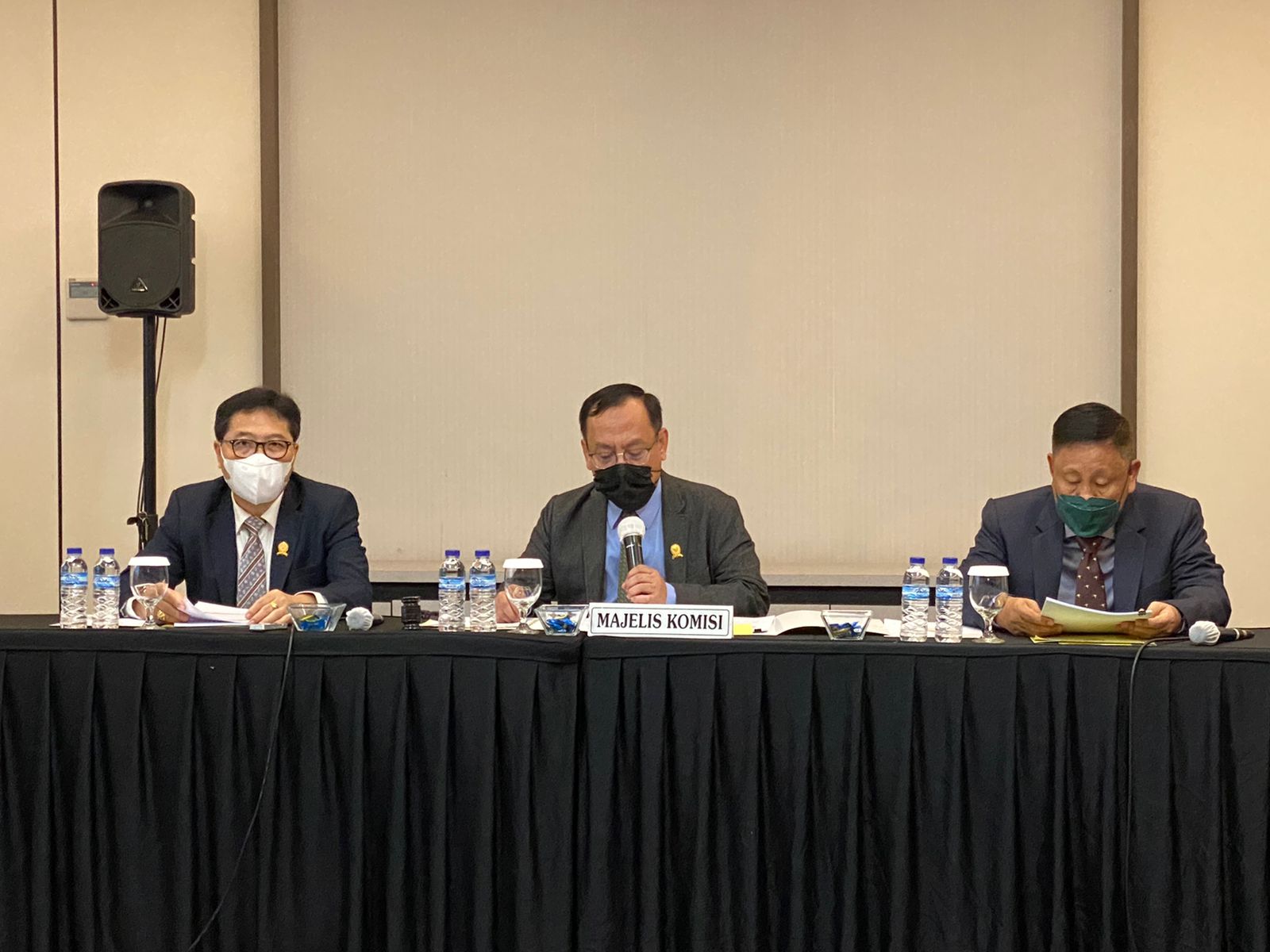 Ketua Majelis Komisi Yudi Hidayat didampingi Anggota Majelis Kurnia Toha dan Chandra Setiawan membacakan putusan terhadap PT Hok Tong di Palembang Selasa (8/11/2022).beritasore/ist