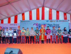 Bobby Bagikan 3.000 Pasang Sepatu & Sertifikat Pahlawan Tanpa Jasa