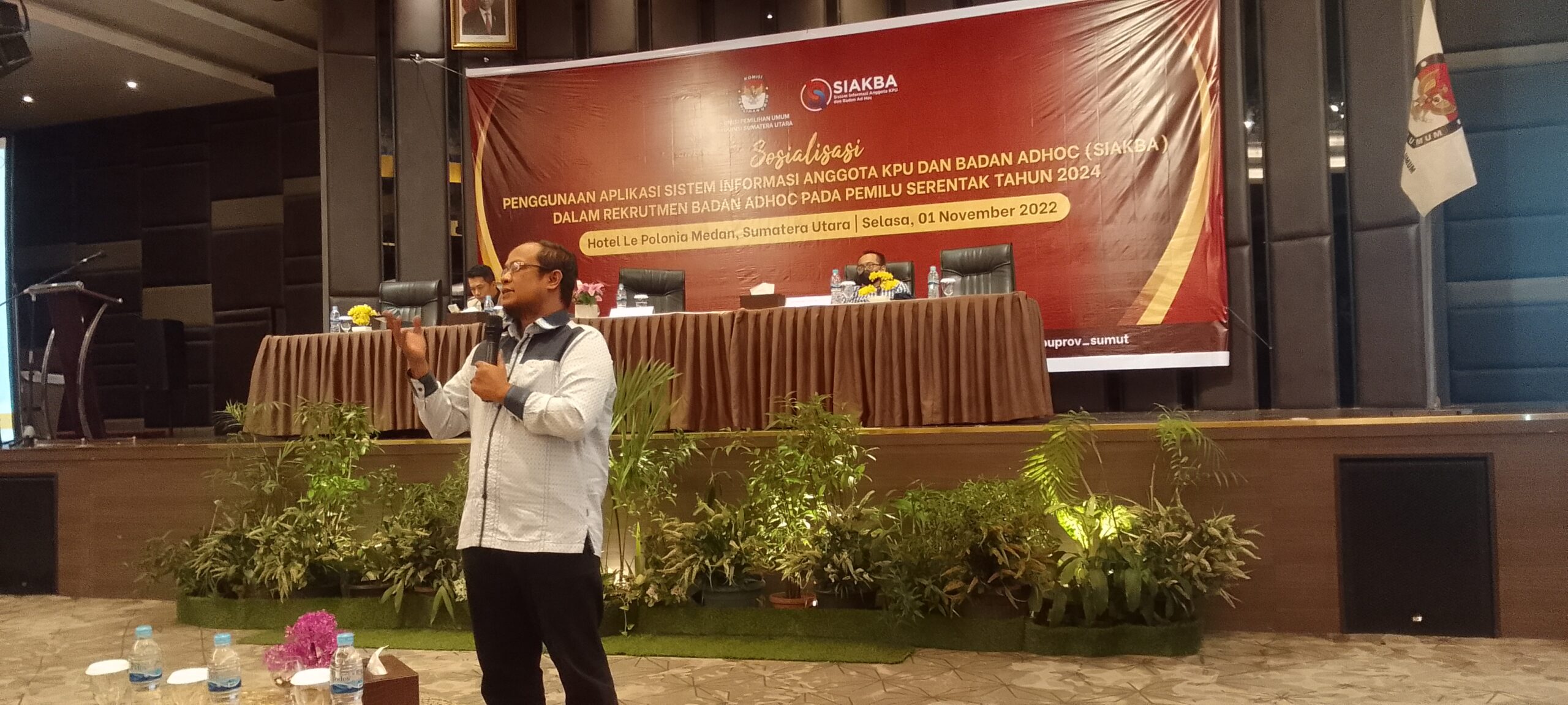 Kordiv SDM, Litbang dan organisasi KPU Sumatera Utara Mulia Banurea menerangkan penggunaan Aplikasi SIAKBA di Hotel Le Polonia Hotel Medan, Selasa ( 01/11/2022).beritasore/Edy Rachmad