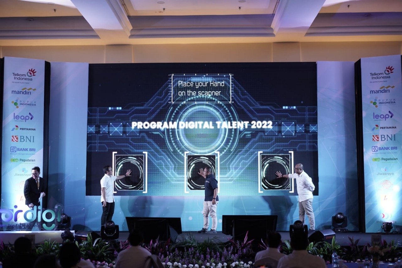 Kick Off Ceremony Program Digital Talent BUMN 2022 oleh Direktur Digital Business Telkom sekaligus Ketua Umum Fordigi Fajrin Rasyid (kedua dari kiri), Deputi Bidang SDM & TI KBUMN Tedi Bharata (tengah), dan Ketua Bidang I - Digital Capability Building Panji Winanteya Ruky (paling kanan). beritasore/ist