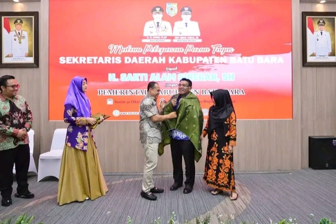 Bupati Batu Bara Ir.H. Zahir M.AP lepas Sekdakab.Batu Bara H.Sakti Alam Siregar SH memasuki purna tugas di Aula Rumah Dinas (Rumdis) Bupati Komplek Inalum Tanjung Gading kecamatan Sei Suka, Senin (31/10/2022) malam.