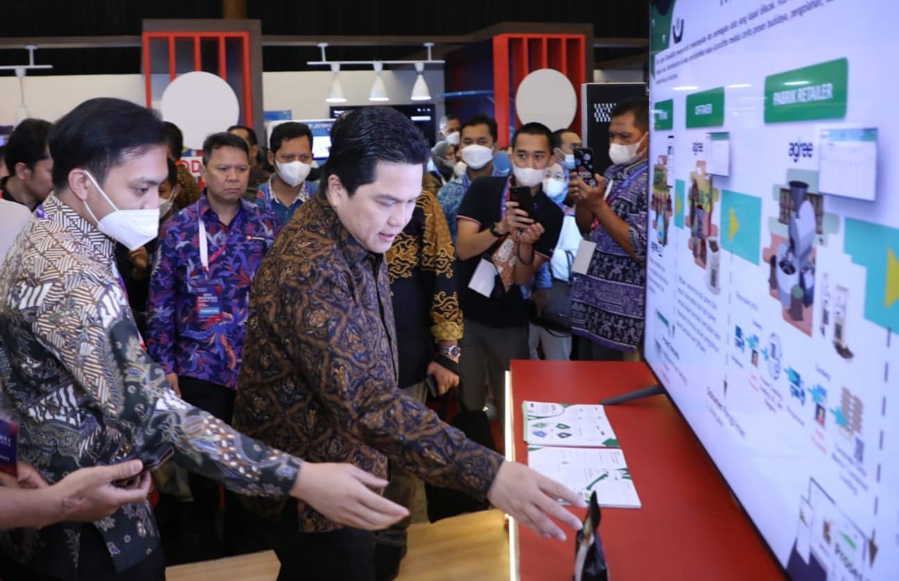 Menteri BUMN RI Erick Thohir (kanan) melihat demo fitur Agree Traceability yang dipaparkan oleh Tim Digital Marketing Telkom (kiri) pada acara Investor Daily Summit bulan Oktober lalu. beritasore/ist