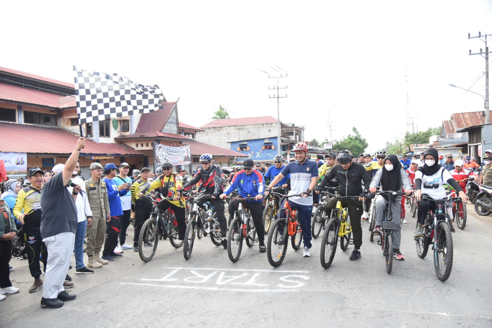Bupati Dolly Pasaribu melepas 700 peserta Fun Bike dari start Pasar Huta Tonga Finish di Lapangan Sarasi, Kelurahan Bintuju, Kecamatan Angkola Muaratais pada Minggu (6/11). beritasore/Birong RT