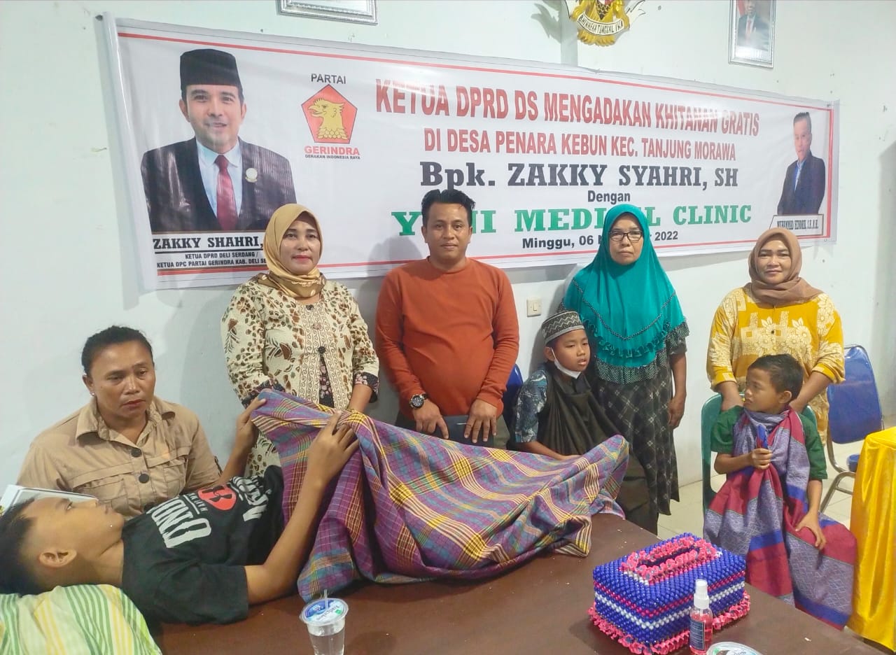 Teks Foto: Direktur Yeni Medical Clinik Muhammad Hendrik dan Kepala Desa Penara Kebun Asmawati, tim medis beserta anak dan orangtua usai proses khitan massal gratis. (Ist).