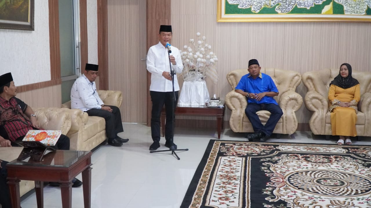 Bersama keluarga, Syah Afandin pun menggelar doa bersama dalam rangka persiapan keberangkatan umroh, di Rumdis Bupati Langkat, Stabat, Sabtu (5/11/2022). beritasore /ist
