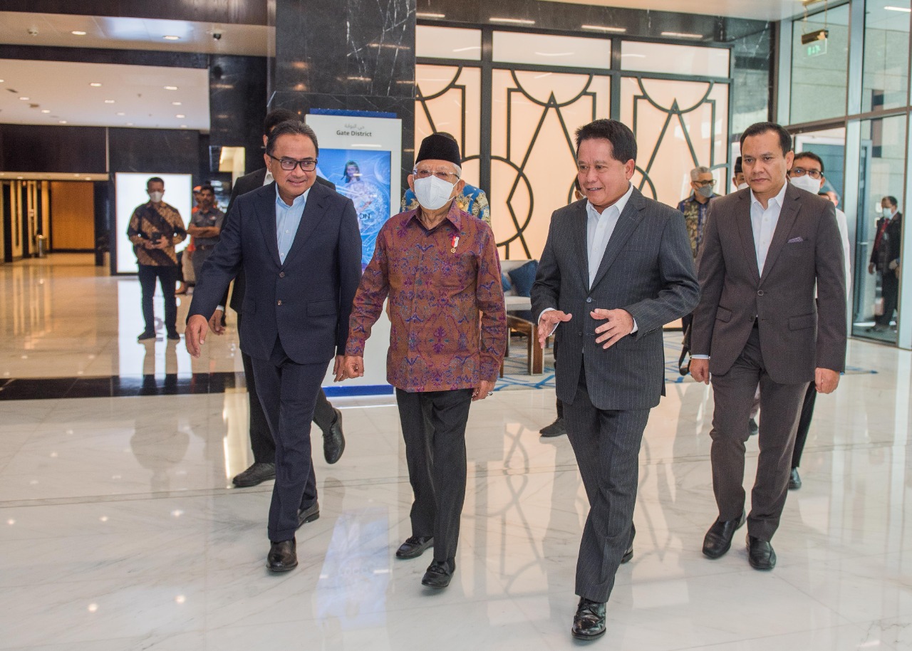 Berita Sore/ist Direktur Kepatuhan dan SDM Bank Mandiri Agus Dwi Handaya, Wakil Presiden RI KH Ma'ruf Amin, Direktur Utama BSI Hery Gunardi, dan Principal Representative BSI DIFC RO Dubai Dian Faqihdien Suzabar saat meninjau Kantor BSI Perwakilan Dubai di Gate District 3, DIFC, Sheikh Zayed Road Jumat (4/11).