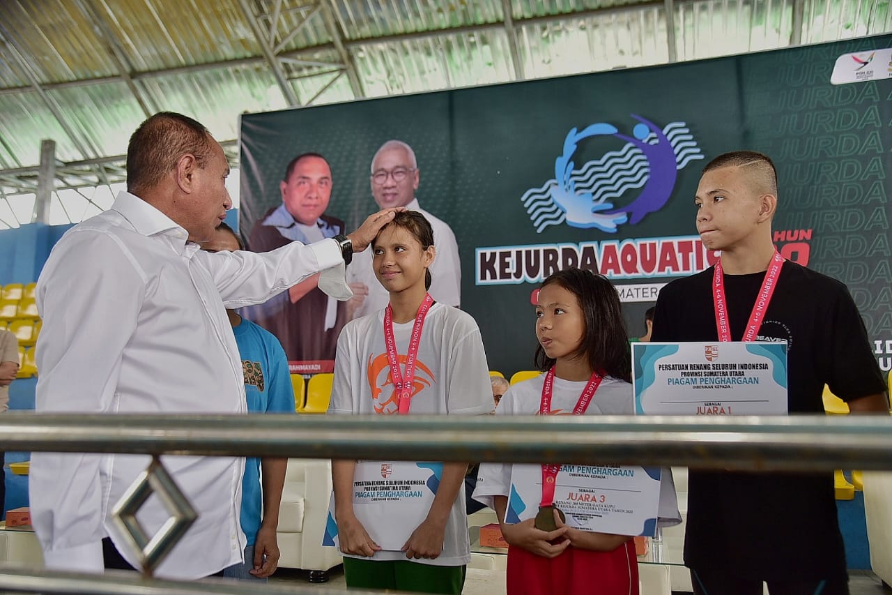 Gubernur Sumatera Utara Edy Rahmayadi, saat menghadiri Kejurda Aquatic PRSI, sekaligus meninjau Kolam Renang Selayang Medan, yang berlangsung, Sabtu, (5/11). Beritasore/Ist