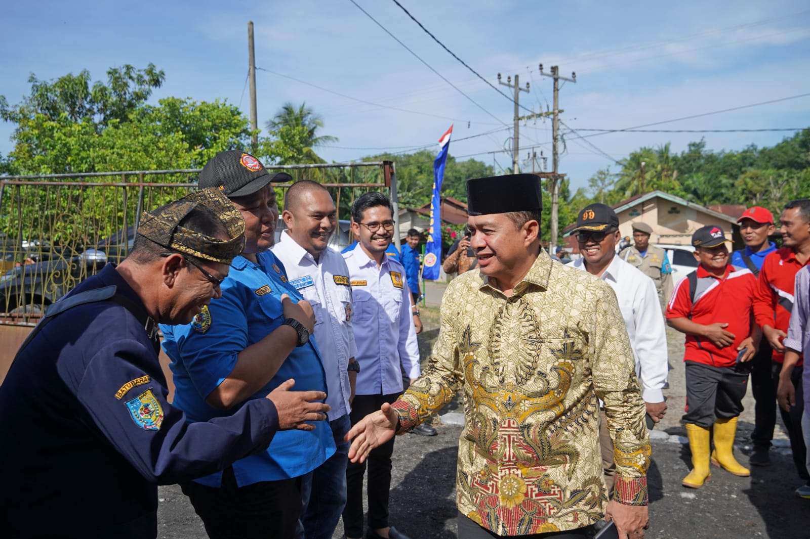Bupati Batu Bara Ir.H.Zahir M.AP hadiri HUT Karang Taruna Ke-62 di Dusun I Desa Pelanggiran Kecamatan Laut Tador Kabupaten Batu Bara dan menyerahkan Baksos Minggu (6/11-2022).beritasore/alirsyah