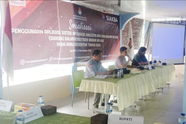 Berita Sore/Menghadapi Sarumaha Ketua KPU Nisel, Repa Duha, didampingi Komisioner KPU Yulianus Gulo saat memaparkan penggunaan Aplikasi SIAKBA untuk Pemilu Serentak tahun 2024, di Aula Sem Hotel Teluk Dalam, Sabtu (05/5), terlaksana dengan baik, aman, tertib dan lancar.