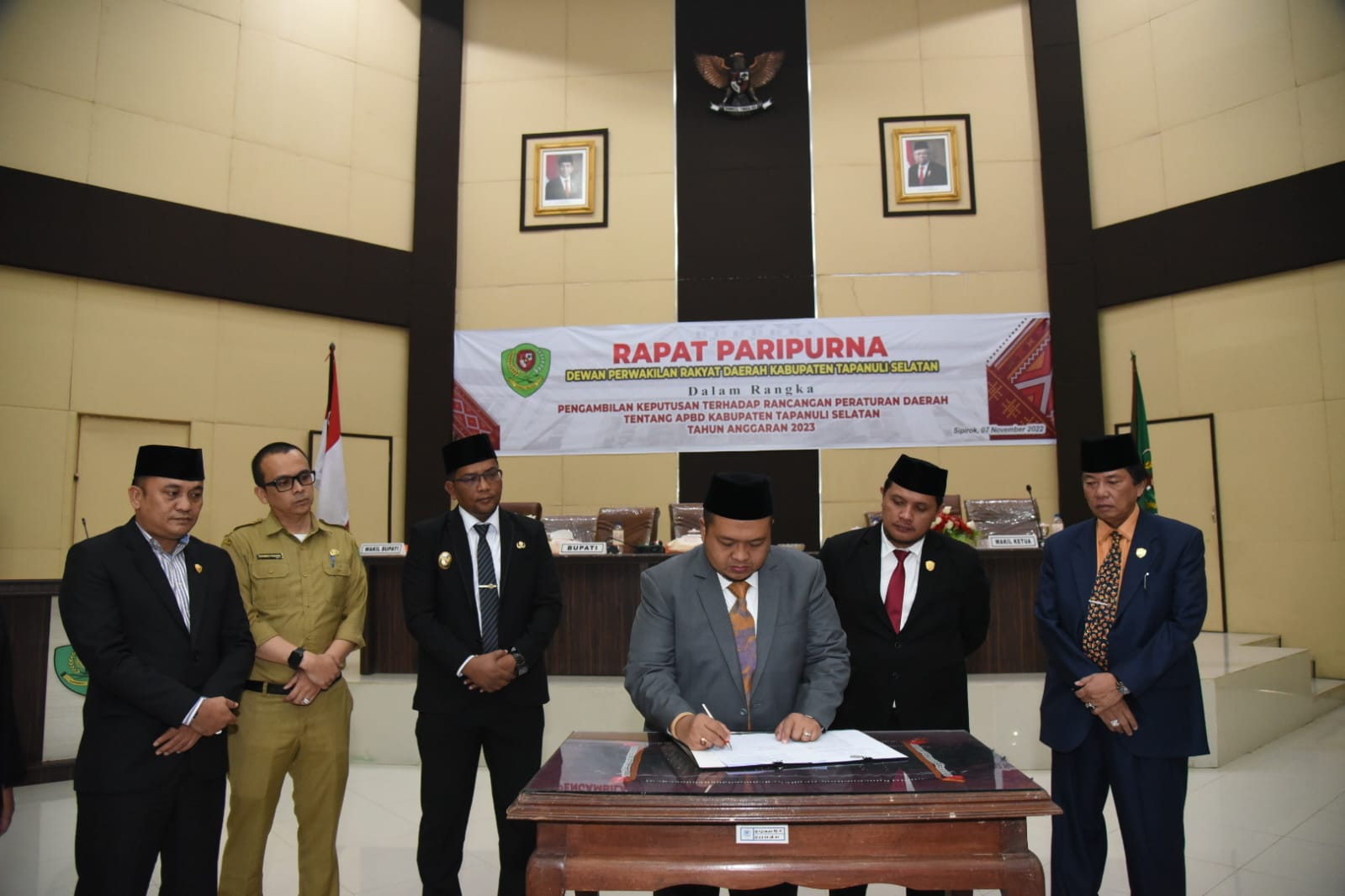 Bupati Tapsel, Dolly Pasaribu saat menfhadiri Rapat Paripurna Dewan Perwakilan Rakyat Daerah (DPRD) Kabupaten Tapsel dalam rangka Pengambilan Keputusan Terhadap Rancangan Peraturan Daerah Tentang APBD Kabupaten Tapsel Tahun Anggaran 2023, di Ruang Rapat Paripurna DPRD Tapsel, Senin (7/11). beritasore/Birong RT