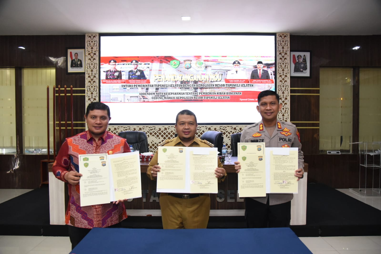 Bupati Tapsel Dengan DPRD dan Kapolres Teken Mou Pemberian Hibah Bangunan Polres Tapsel. beritasore/Birong RT