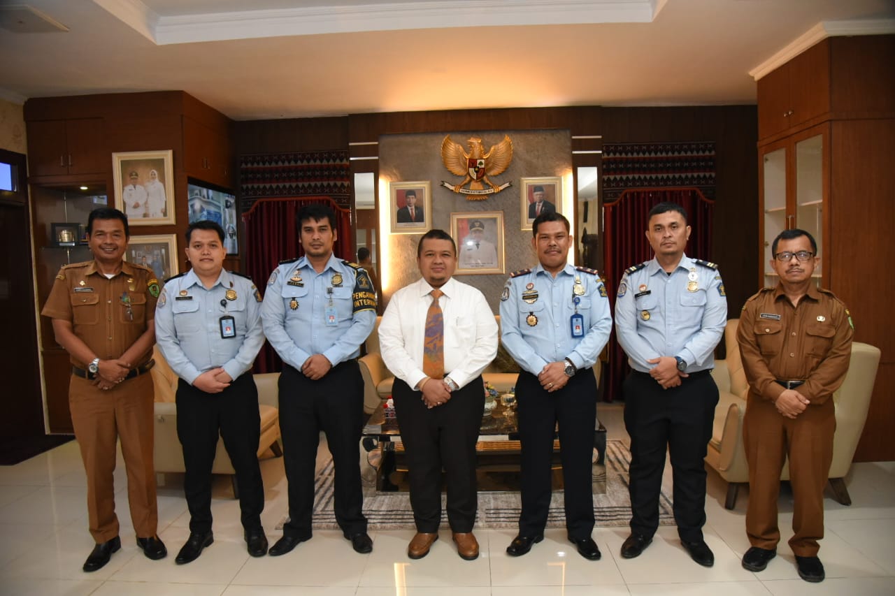 Kepala Kantor Imigrasi Sibolga Sarwo Manullang, saat audiensi ke Kantor Bupati Tapsel, Senin (7/11). beritasore/Birong RT