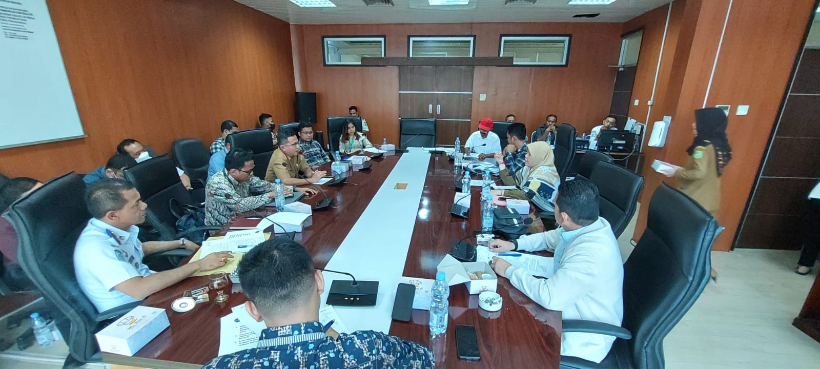 Komisi III DPRD Medan gelar Rapat Dengar  Pendapat (RDP) terkait pendistribusian Bantuan Langsung Tunai (BLT) akibat penyesuain harga Bahan Bakar Minyak (BBM) kepada subsidi pengemudi angkutan umum, becak bermotor dan ojek online di gedung dewan, Selasa (8/11/2022). Beritasore/ist