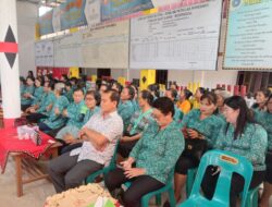 Anggota PKK Desa Hilimbawodesolo saat mendengar paparan dari narasumber.