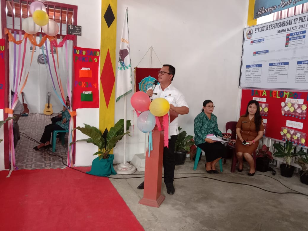 Wakil Walikota Gunungsitoli Sowa'a Laoli SE,M.Si menyampaikan arahan dan bimbingan pada kegiatan evaluasi PKK di Desa HilimbawaDesolo Kec.Gunungsitoli Idanoi Kota Gunungsitoli