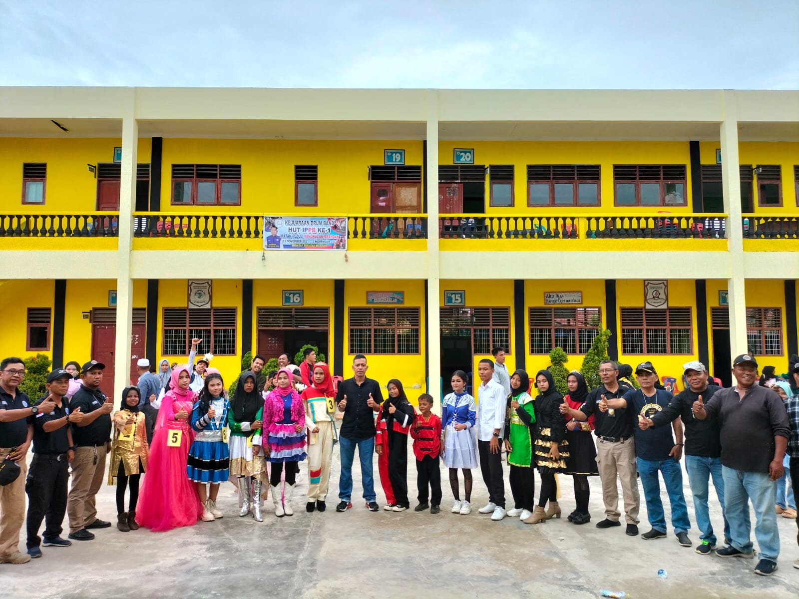 Beritasore/ist Para juara Festival Drumband HUT IPPB diabadikan bersama di SMK YPT P. Brandan, Minggu (13/11/2022).