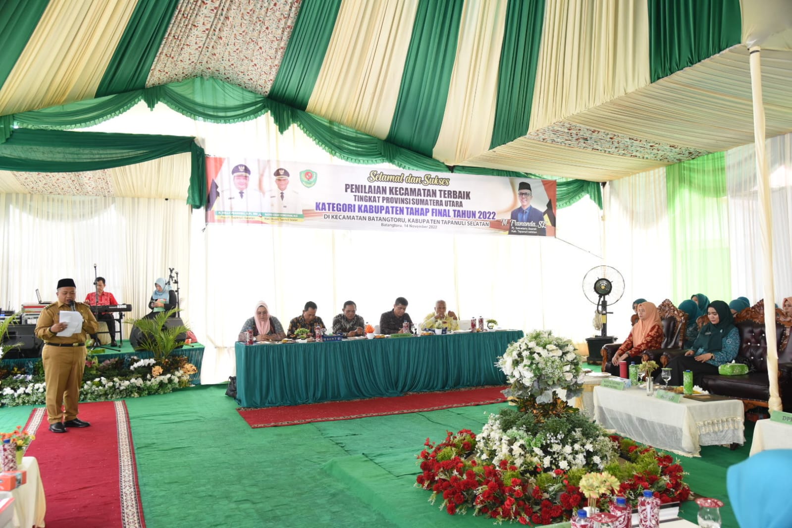 Berita Sore/Birong RT Bupati Tapsel, Dolly Pasaribu saat memberikan sambutannya saat penilaian kecamatan terbaik tingkat Provsu kategori Kabupaten tahap final tahun 2022 di Kantor Camat Batang Toru, Senin (14/11).