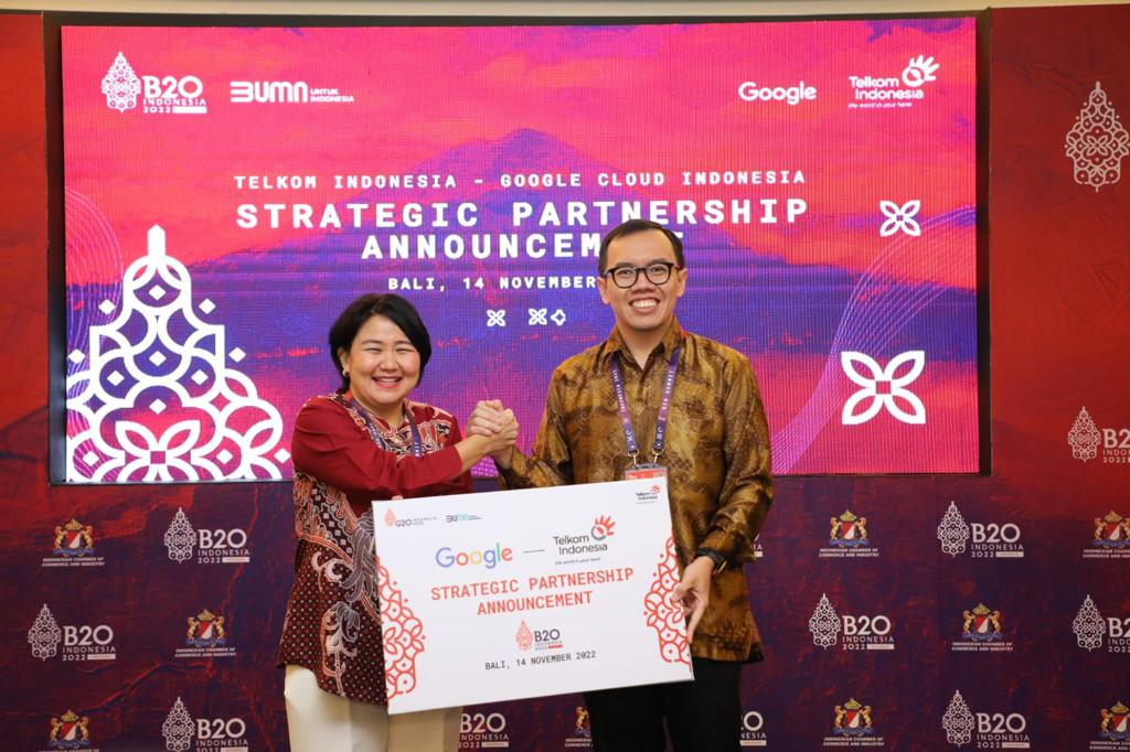 Berita Sore/ist Direktur Digital Bisnis Telkom M. Fajrin Rasyid (kanan) dan Country Director Google Cloud Indonesia Megawaty Khie (kiri) pada acara Strategic Partnership Announcement antara Telkom dan Google di Nusa Dua, Bali Senin (14/11/2022).