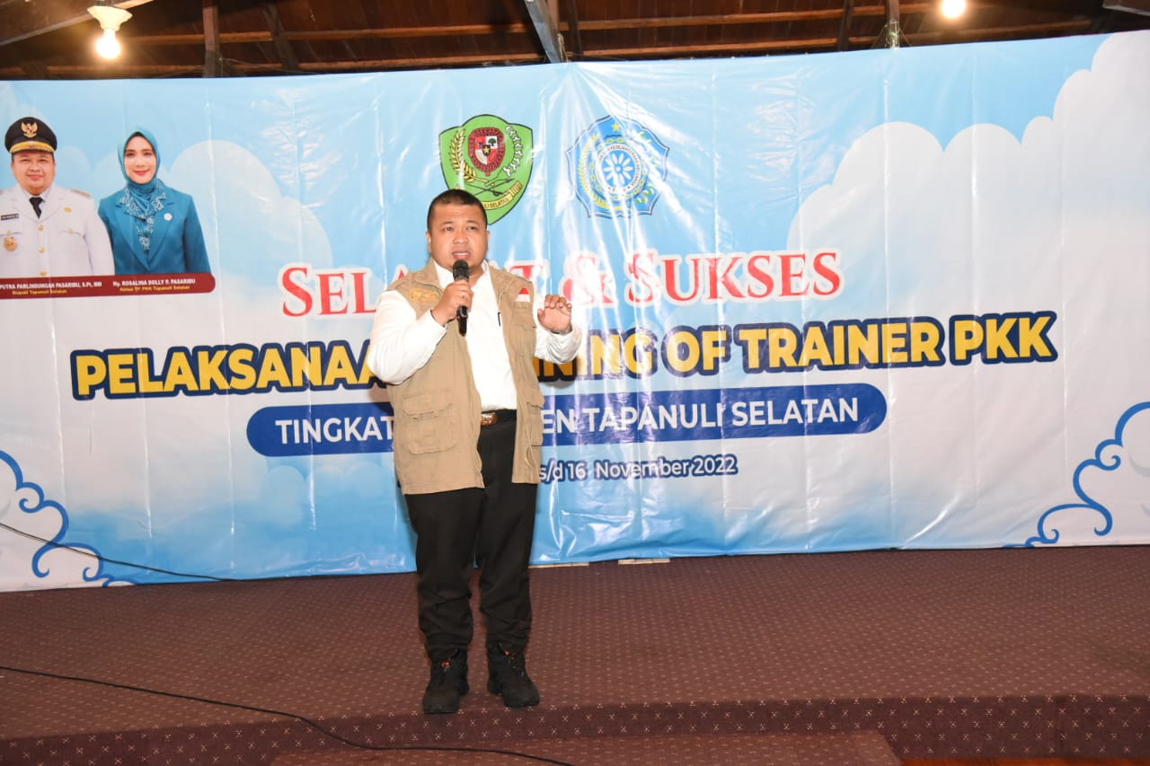 Berita Sore/Birong RT: Bupati Tapsel, Dolly Pasaribu motivasi Peserta training of trainer (TOT) PKK Tapsel di Aula Syakira View And Resto, Desa Aek Sabaon, Kecamatan Marancar, Senin (14/11).