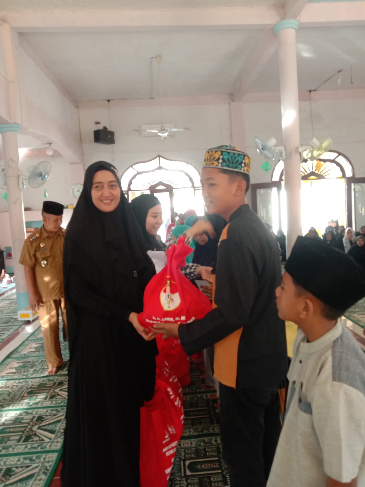 Ketua TP PKK Batu Bara Ny.Hj Maya Indriasari Zahir gelar Pengajian akbar di Masjid Al-Mukarram Desa Limalaras Kec.Nibung Hangus Kab.Batu Bara Senin (15/11-2022).beritasore/alirsyah
