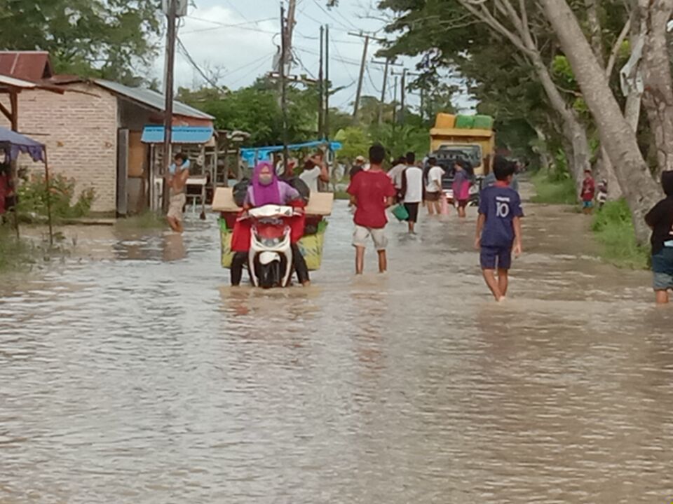Teks foto:Banjir melanda tiga kecamatan di Kabupaten Serdang Bedagai, membuat ratusan rumah dan fasilitas umum tergenang, Selasa, 15/11. (Berita Sore-Azwen)