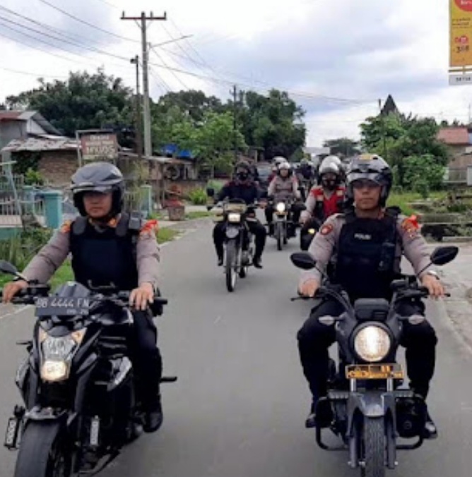 Teks fhoto: Ciptakan Bhabinkamtibmas aman Pilkades serentak Polri-TNI gelar Patroli Wilkum Rayo 2 Senin (15/11-2022).beritasore/alirsyah