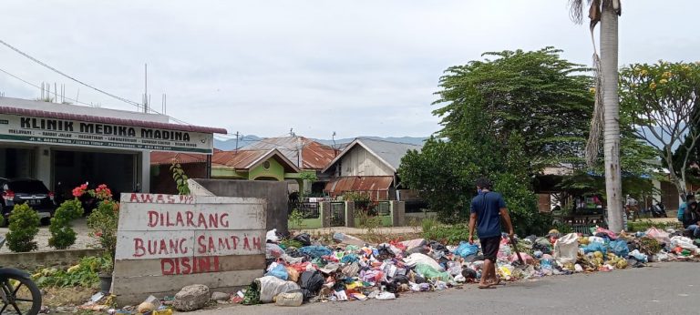 Foto,dok: Petugas kebersihan berjibaku mengangkut sampah, walaupun dalam jumlah personel terbatas.